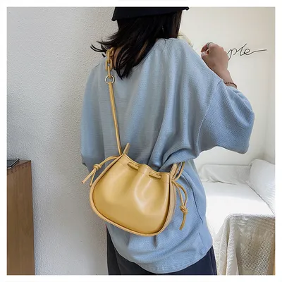 Pleated chain bag