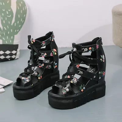 Women's shoes with cross straps