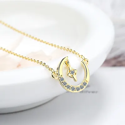 Simple Short Clavicle Chain Diamond Star And Moon Pendant