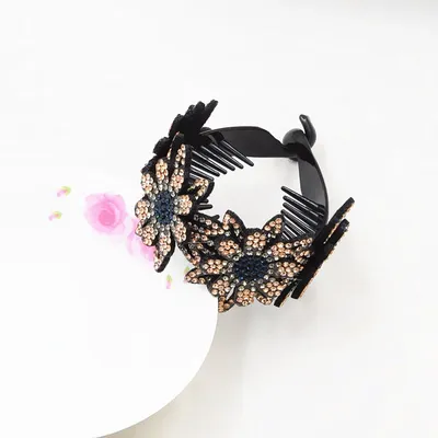 ربطة شعر مزينة بقطعة على شكل زهرة مرصعة بأحجار الراين