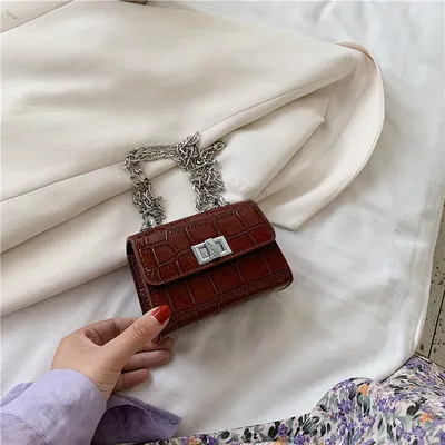 حقيبة كتف بسلسلة